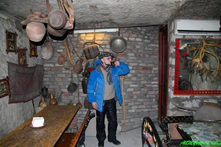 Селфи в кепке в кафе "Old Generation"