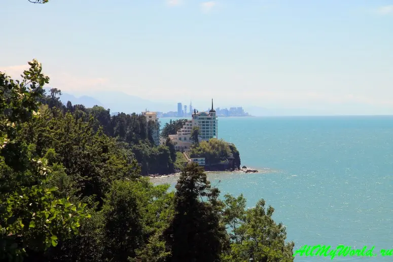 Вид на отель Castello Mare от крепости Петра