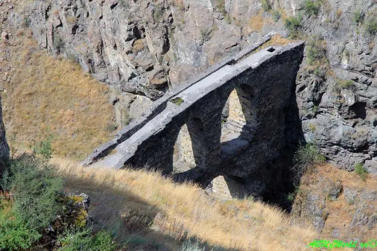 Старинный мост над ущельем