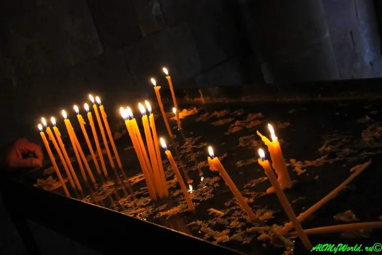 Свечи паломников в монастыре Нораванк, Армения