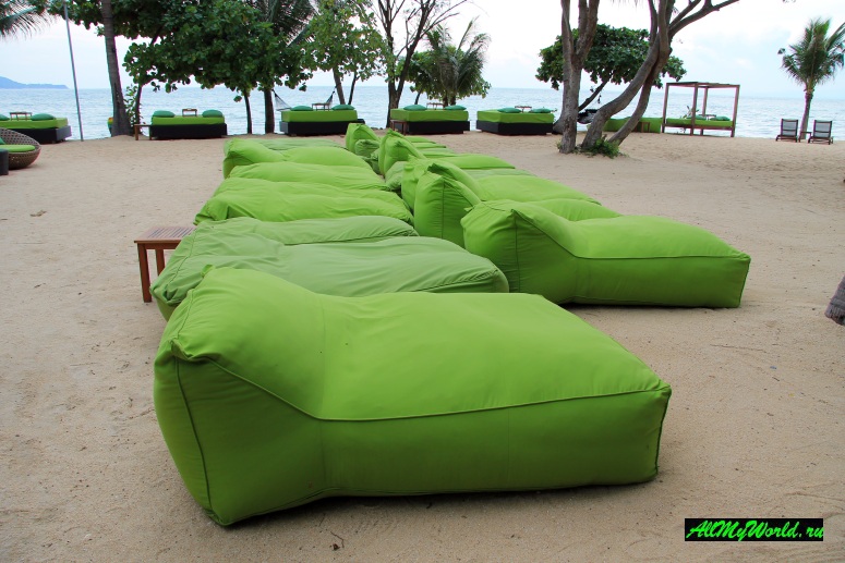 Диваны на пляже отеля W Koh Samui 5*
